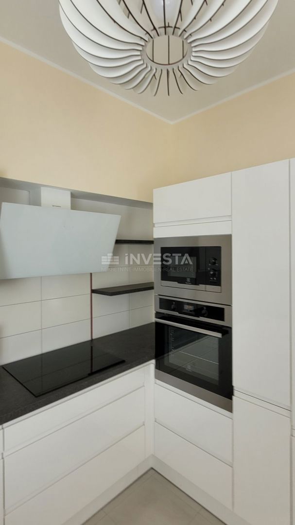 Ampio appartamento con 3 camere da letto, 2 terrazze e vista mare