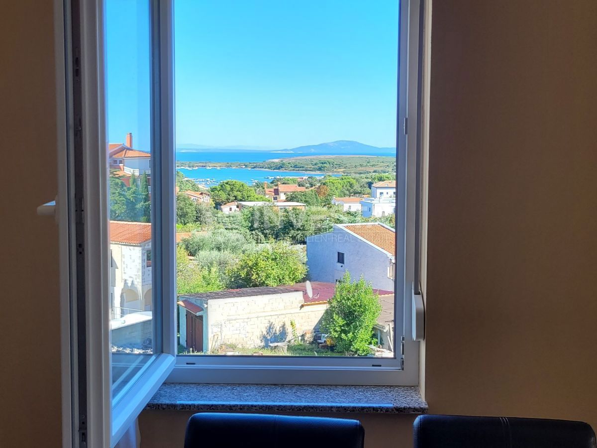 Ampio appartamento con 3 camere da letto, 2 terrazze e vista mare