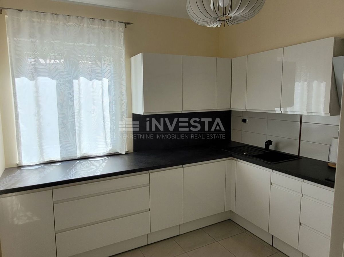 Ampio appartamento con 3 camere da letto, 2 terrazze e vista mare