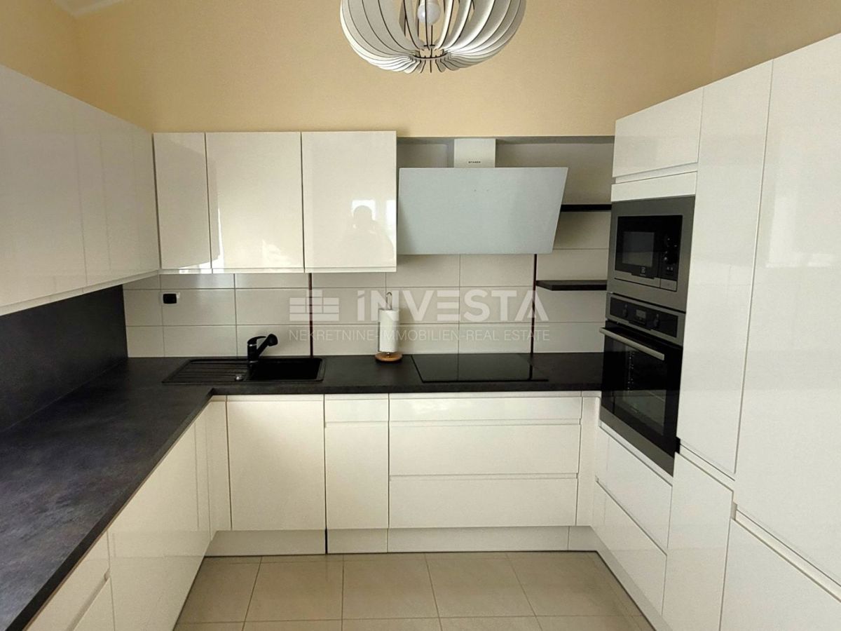 Ampio appartamento con 3 camere da letto, 2 terrazze e vista mare