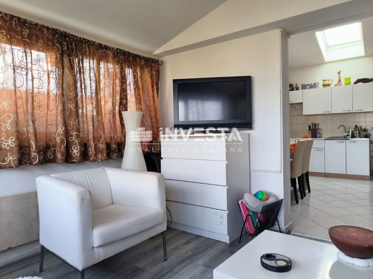 Parenzo, bilocale con vista mare, 60 m2
