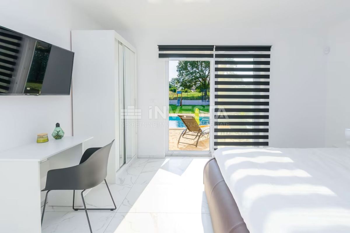 Villa moderna con piscina