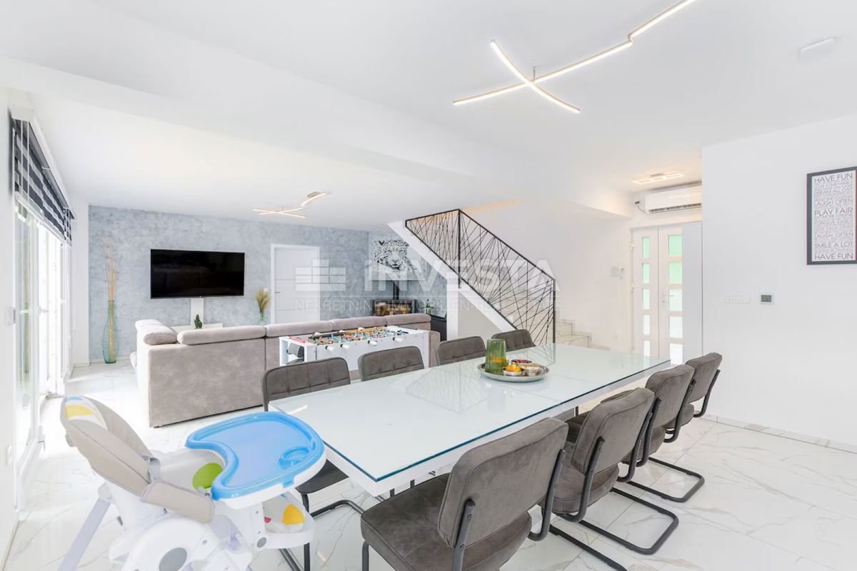 Villa moderna con piscina