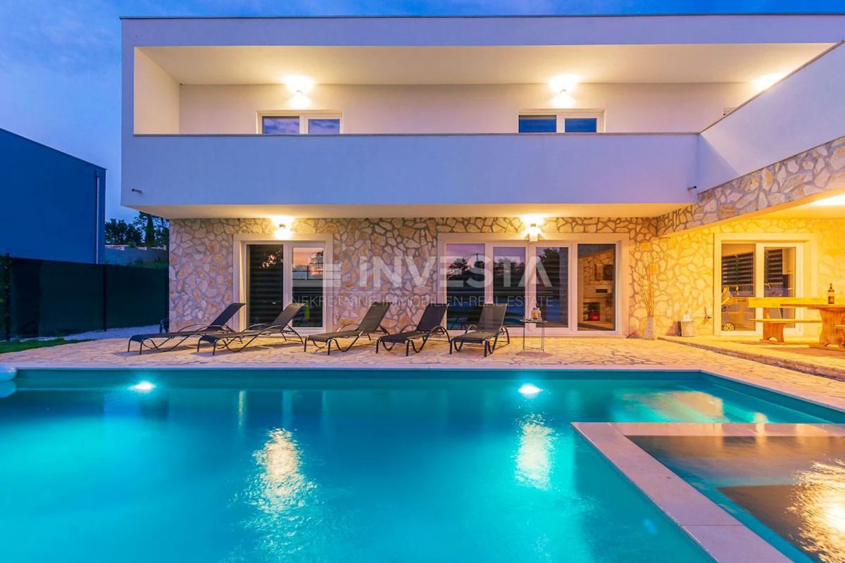 Villa moderna con piscina