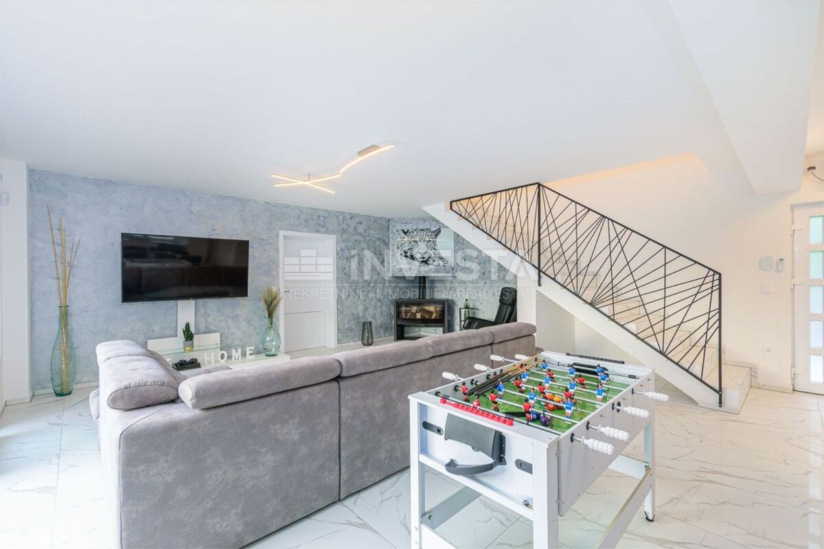 Villa moderna con piscina