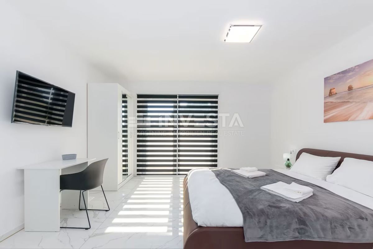 Villa moderna con piscina