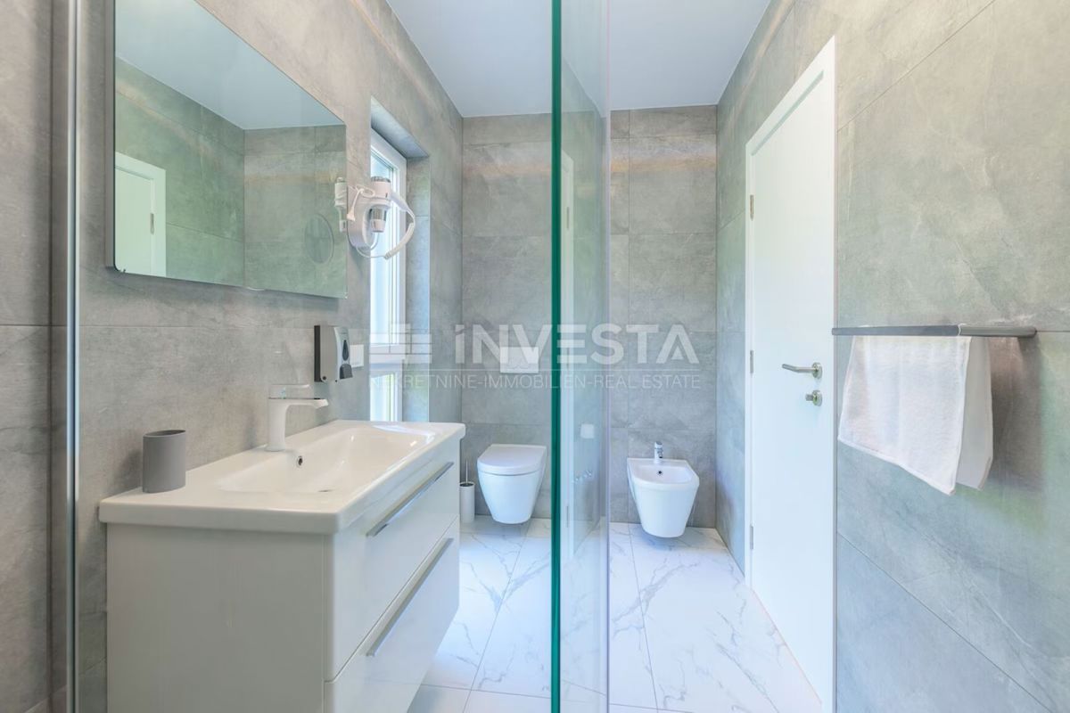 Villa moderna con piscina