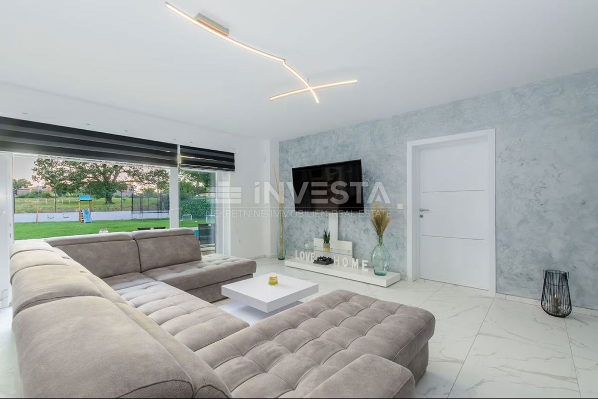 Villa moderna con piscina