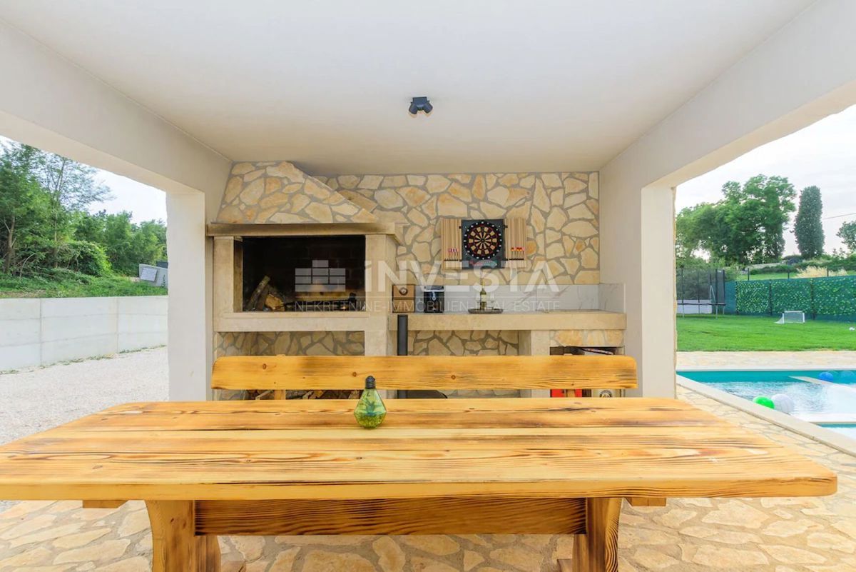 Villa moderna con piscina