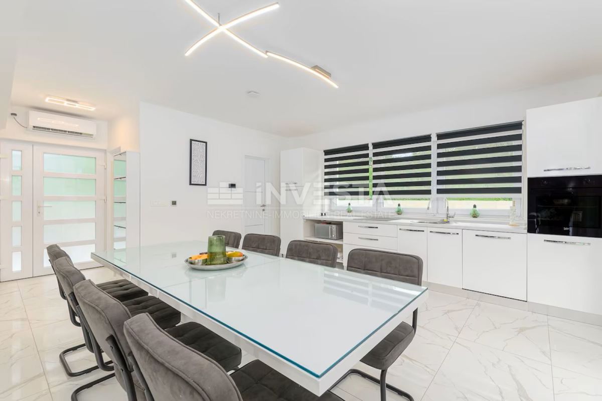 Villa moderna con piscina