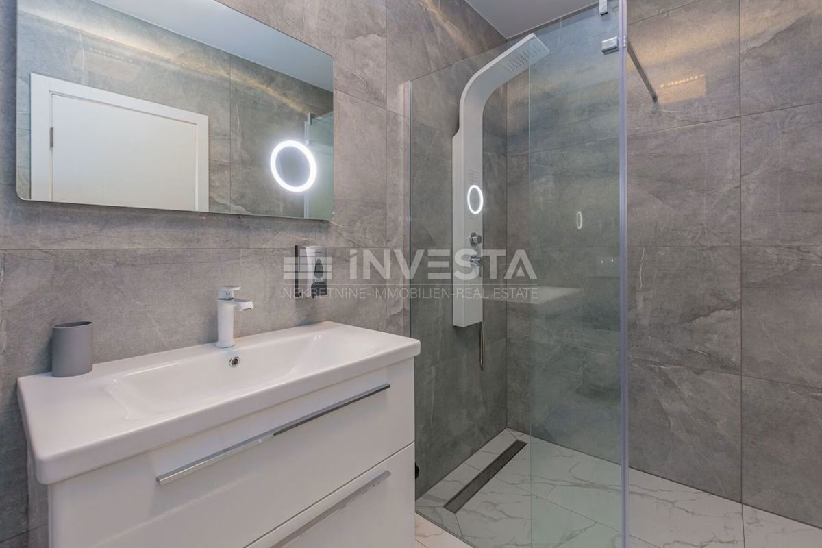 Villa moderna con piscina