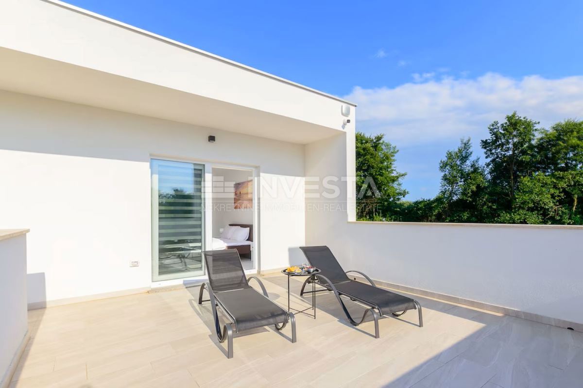 Villa moderna con piscina