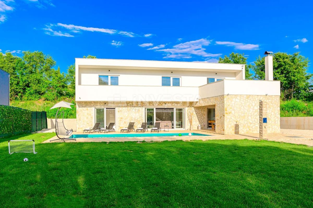 Villa moderna con piscina