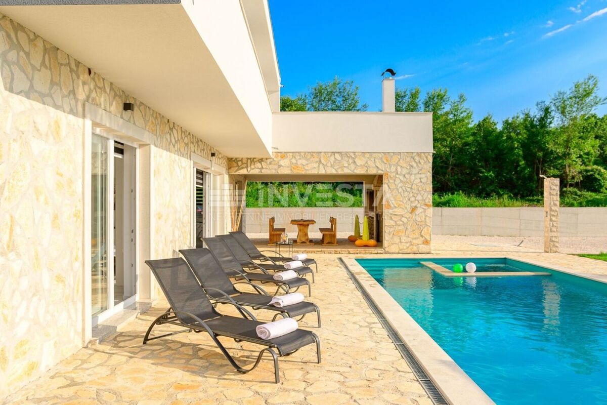 Villa moderna con piscina