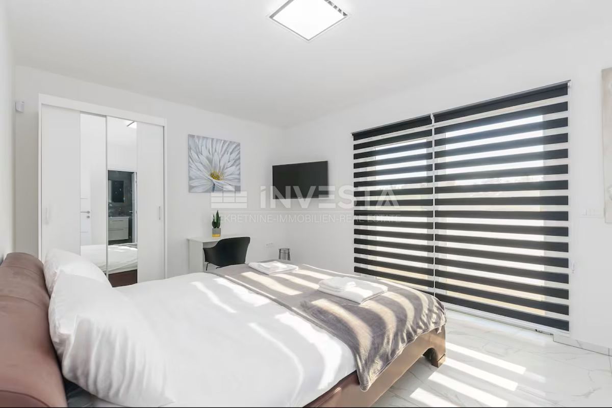 Villa moderna con piscina