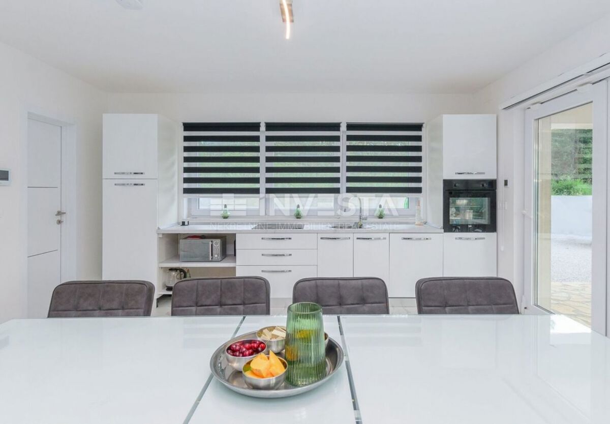 Villa moderna con piscina