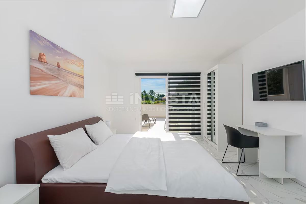 Villa moderna con piscina