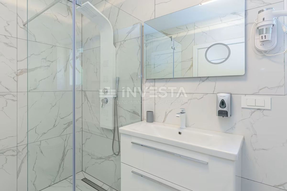 Villa moderna con piscina