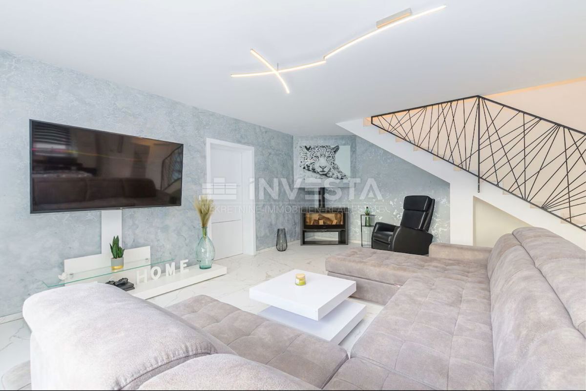 Villa moderna con piscina