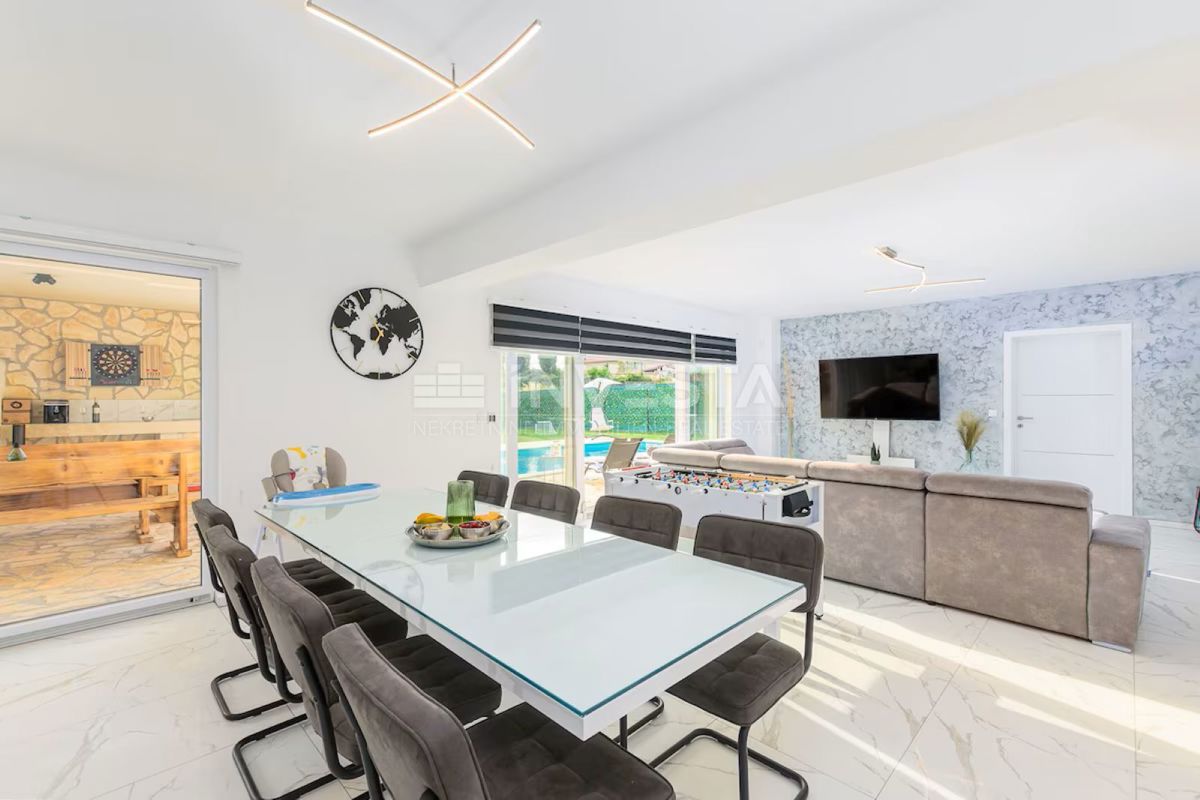 Villa moderna con piscina