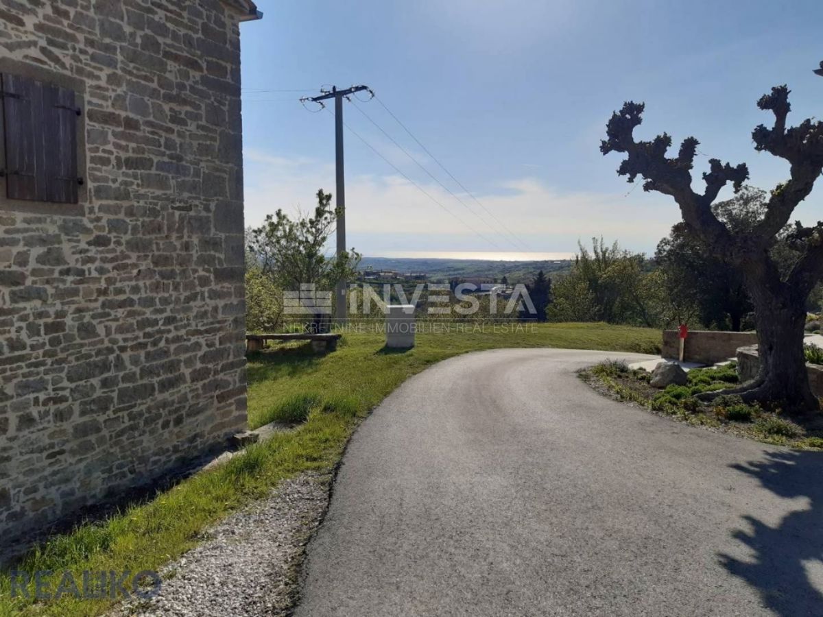 Casa istriana autoctona con vista sul mare e sulle colline