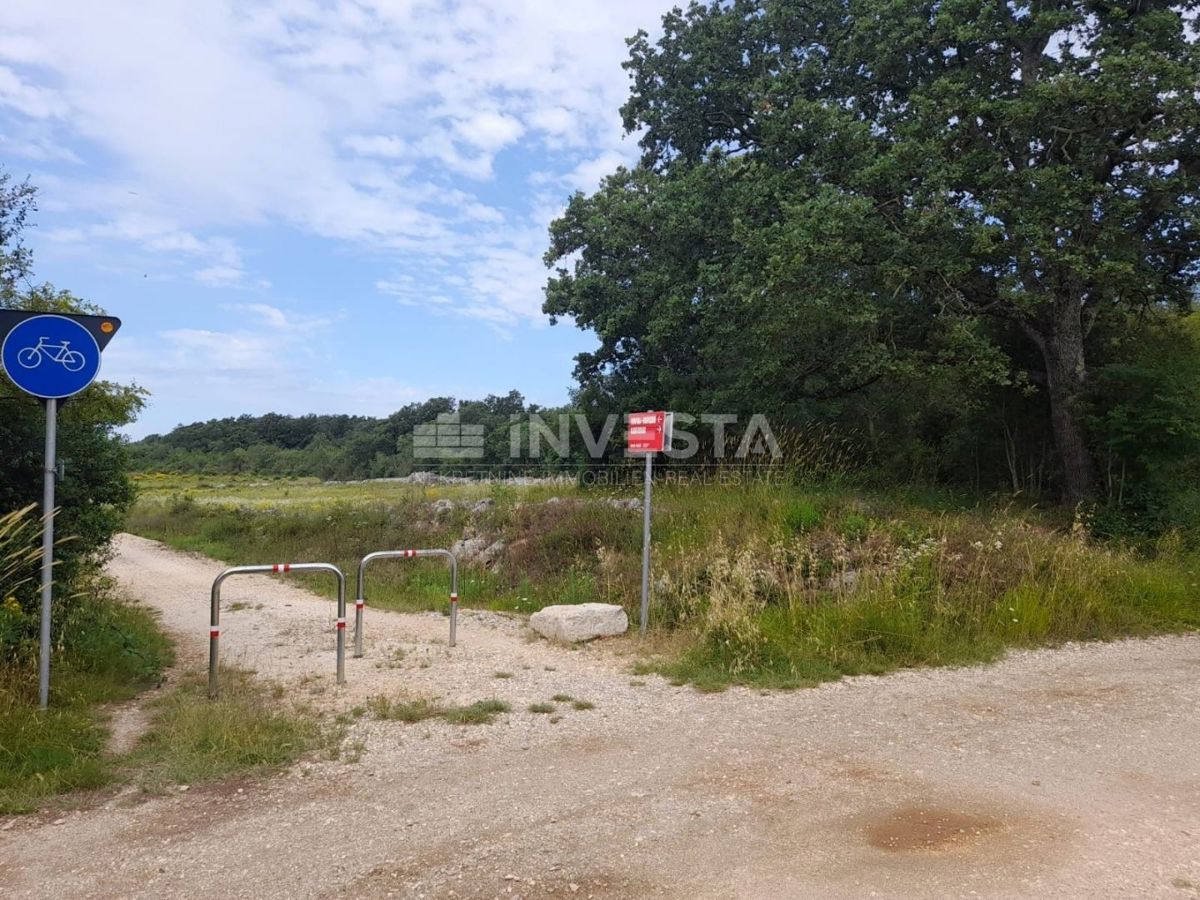 Rovigno, terreno agricolo di 21.206 m² con deposito registrato di 14 m²