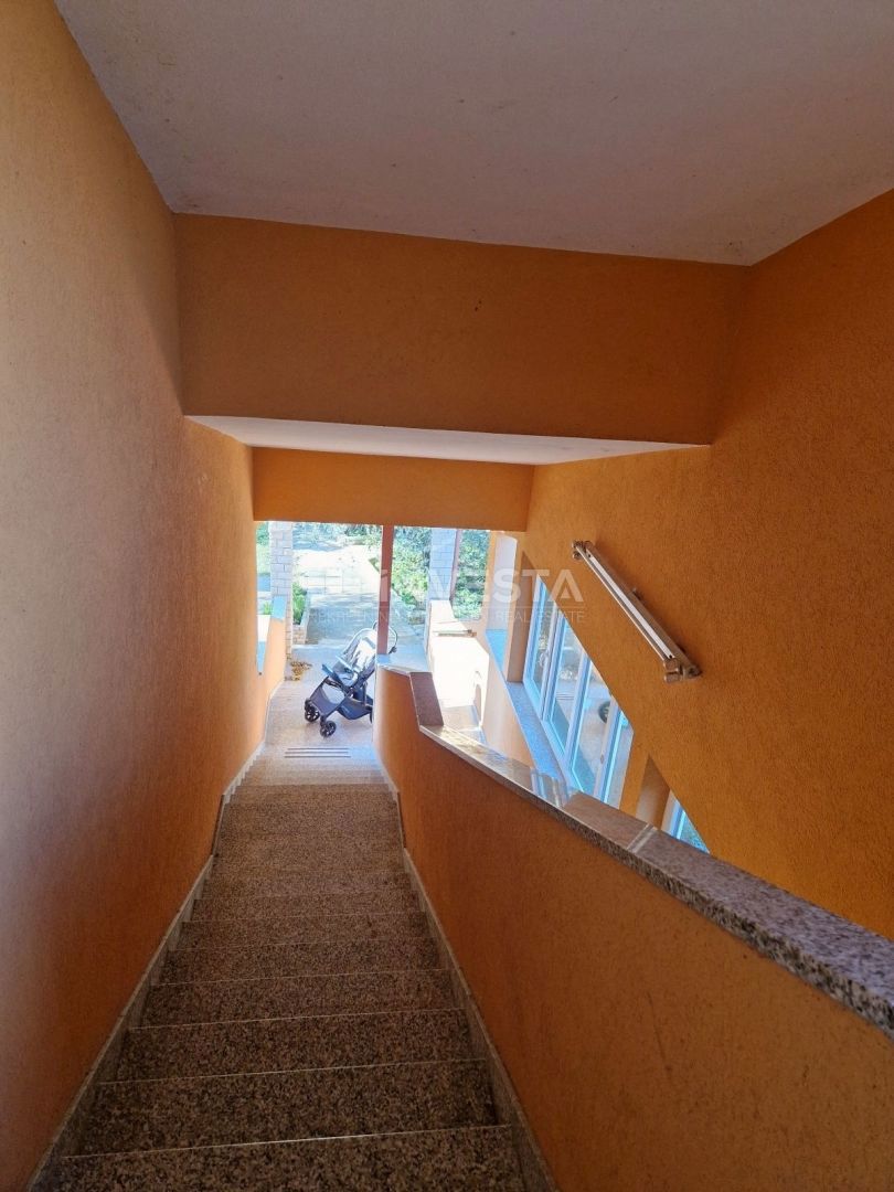 Pola, casa unifamiliare con 4 appartamenti e un ampio giardino