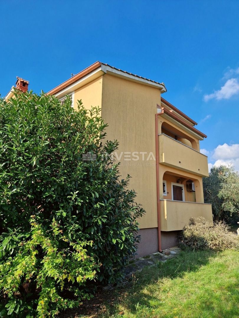 Pola, casa unifamiliare con 4 appartamenti e un ampio giardino