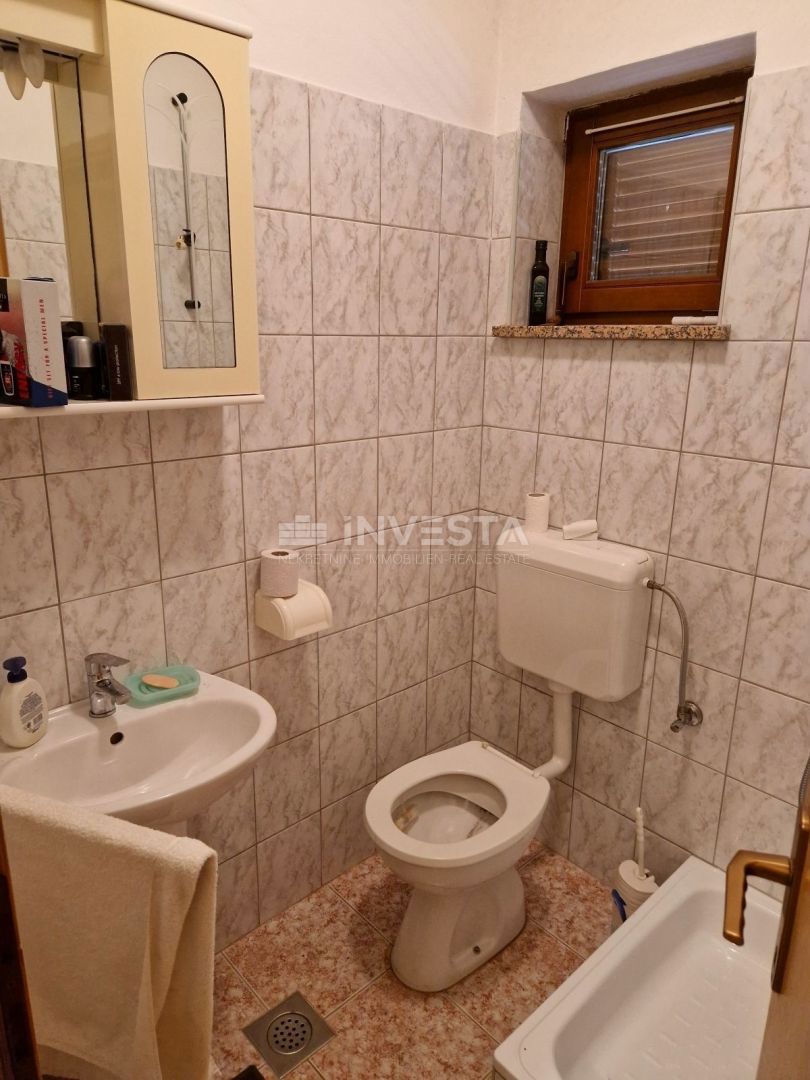 Pola, casa unifamiliare con 4 appartamenti e un ampio giardino