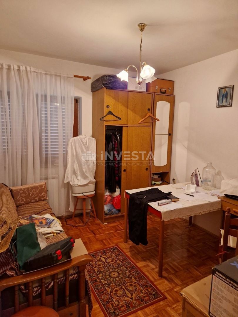 Pola, casa unifamiliare con 4 appartamenti e un ampio giardino