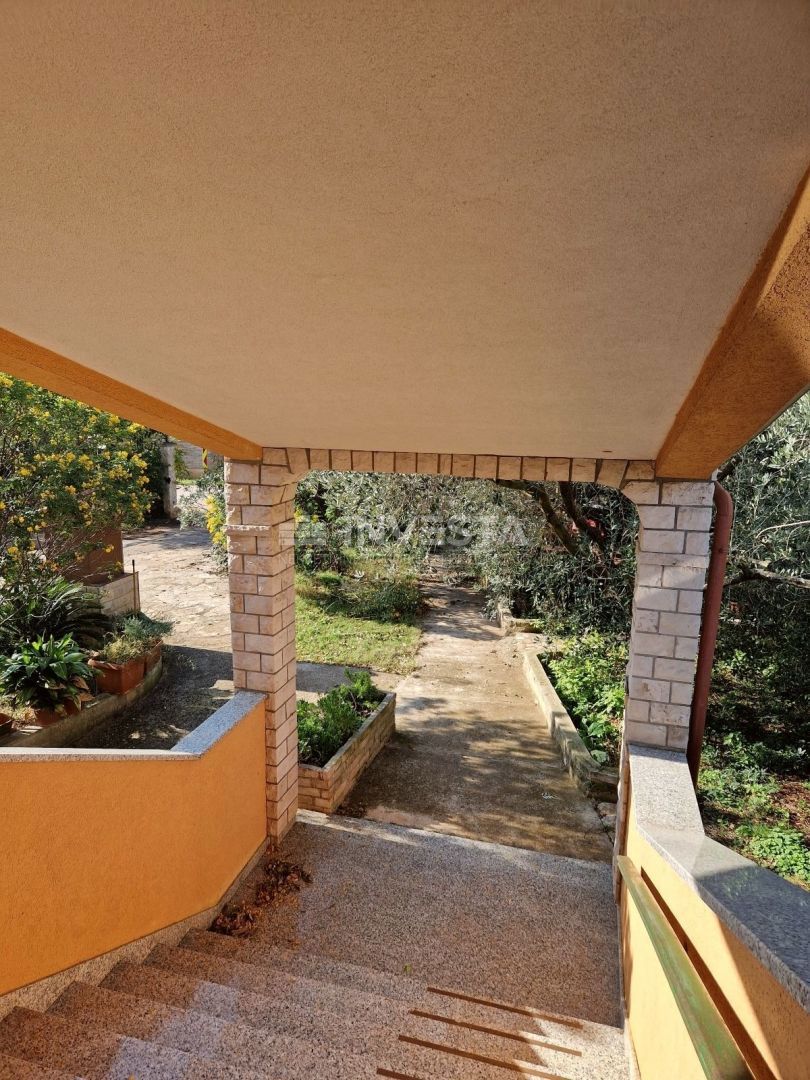 Pola, casa unifamiliare con 4 appartamenti e un ampio giardino