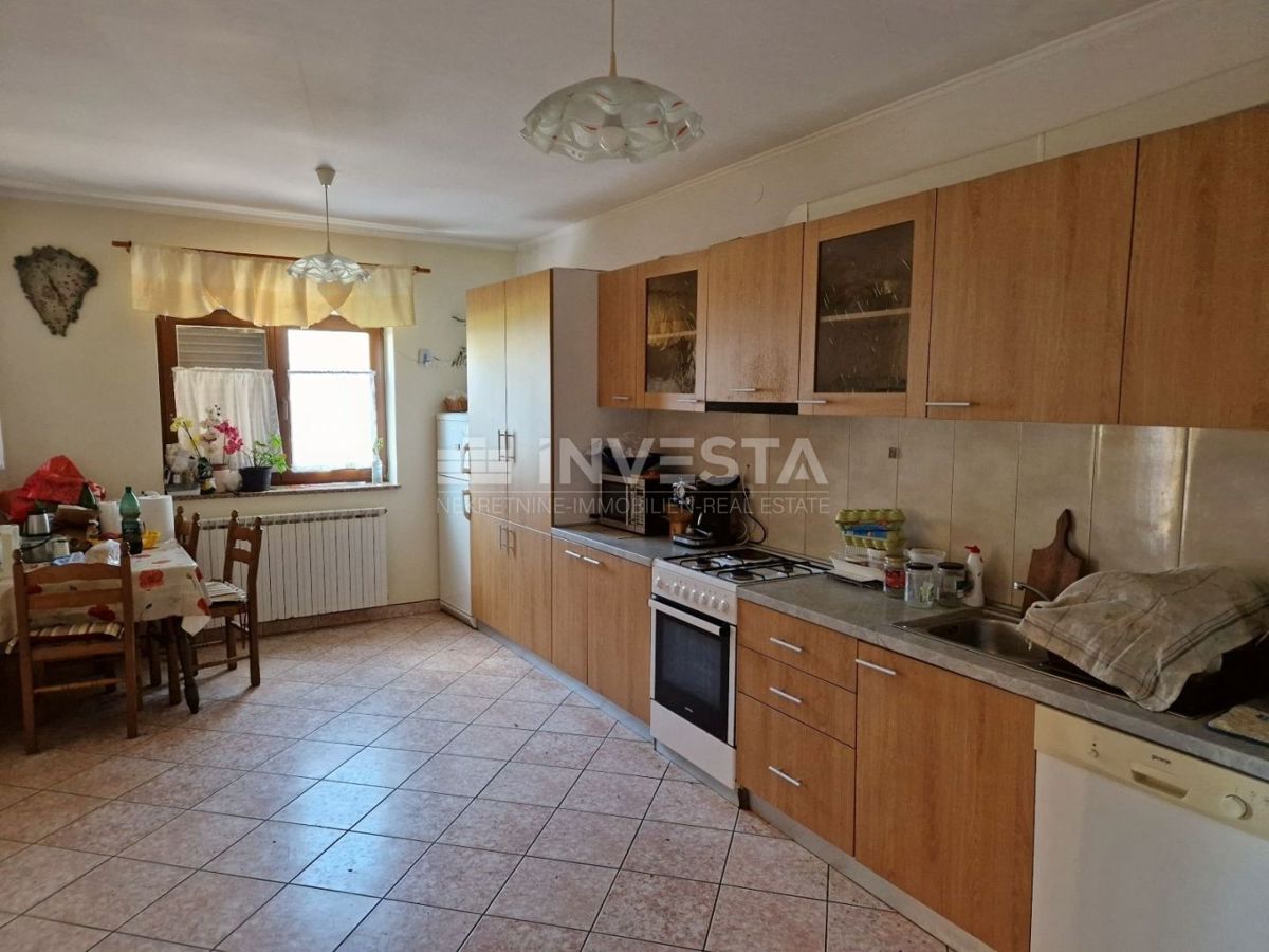Pola, casa unifamiliare con 4 appartamenti e un ampio giardino