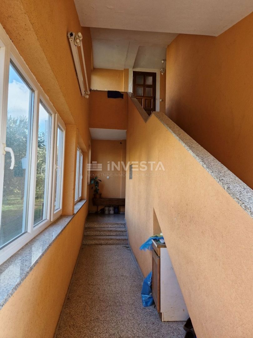 Pola, casa unifamiliare con 4 appartamenti e un ampio giardino