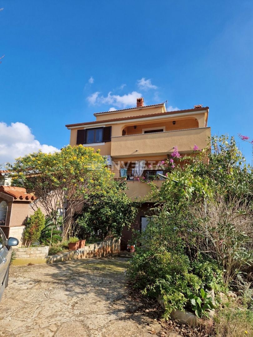 Pola, casa unifamiliare con 4 appartamenti e un ampio giardino