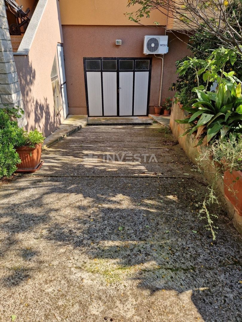Pola, casa unifamiliare con 4 appartamenti e un ampio giardino