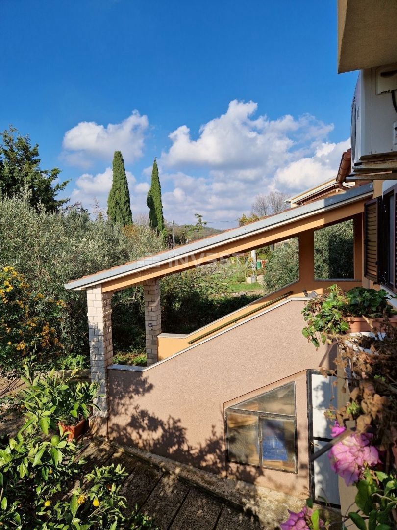Pola, casa unifamiliare con 4 appartamenti e un ampio giardino