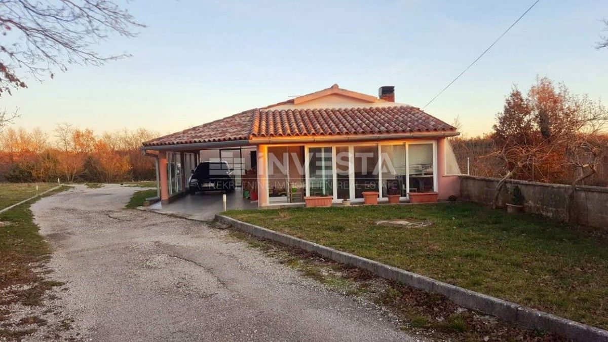 Casa al piano terra di 141 m 2 ai margini del paese con una proprietà di 21500 m2