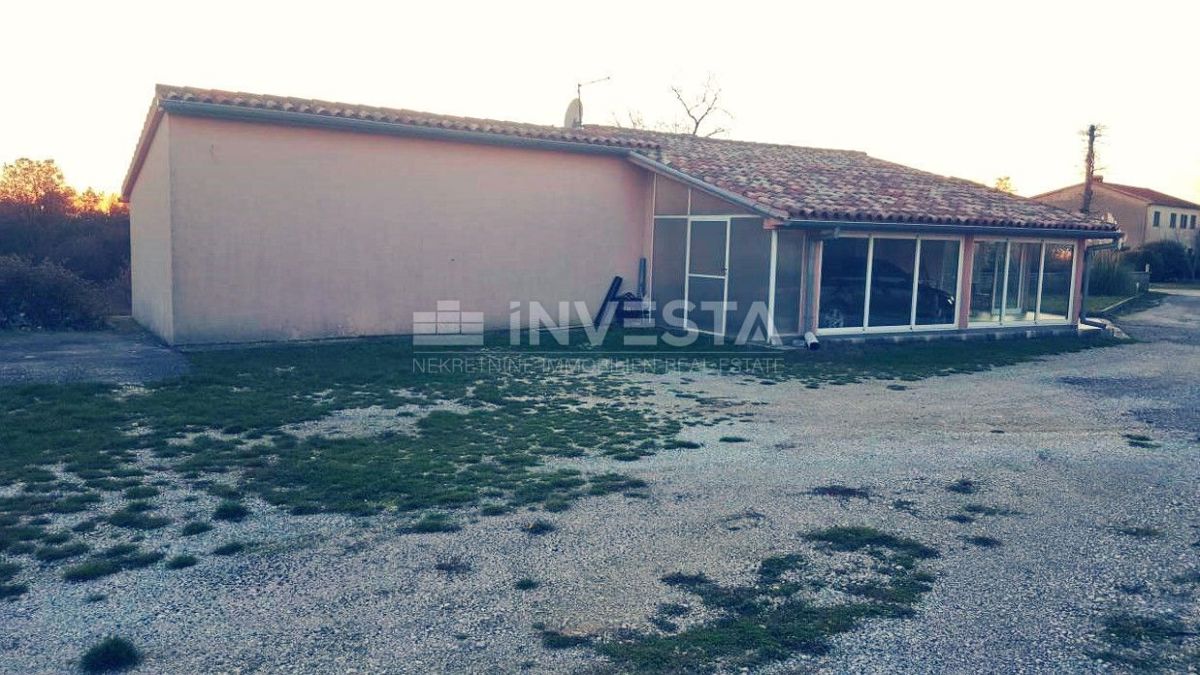 Casa al piano terra di 141 m 2 ai margini del paese con una proprietà di 21500 m2