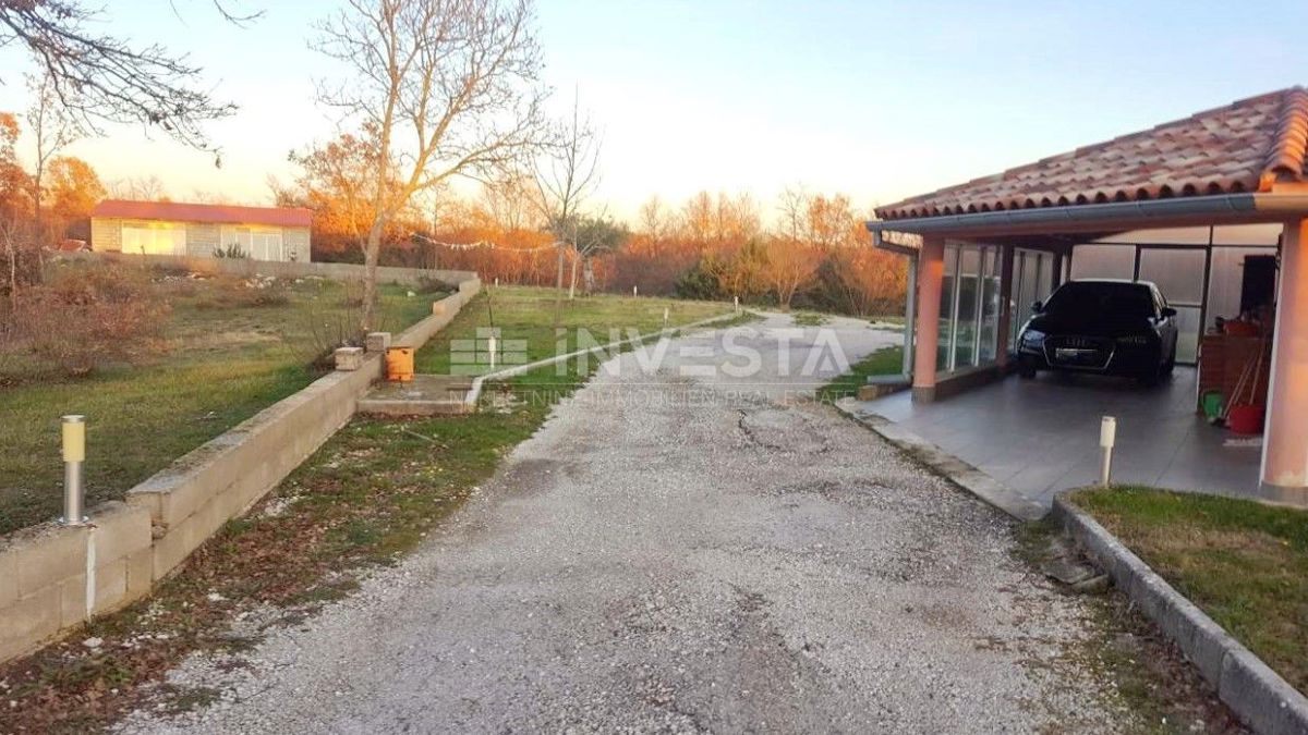 Casa al piano terra di 141 m 2 ai margini del paese con una proprietà di 21500 m2