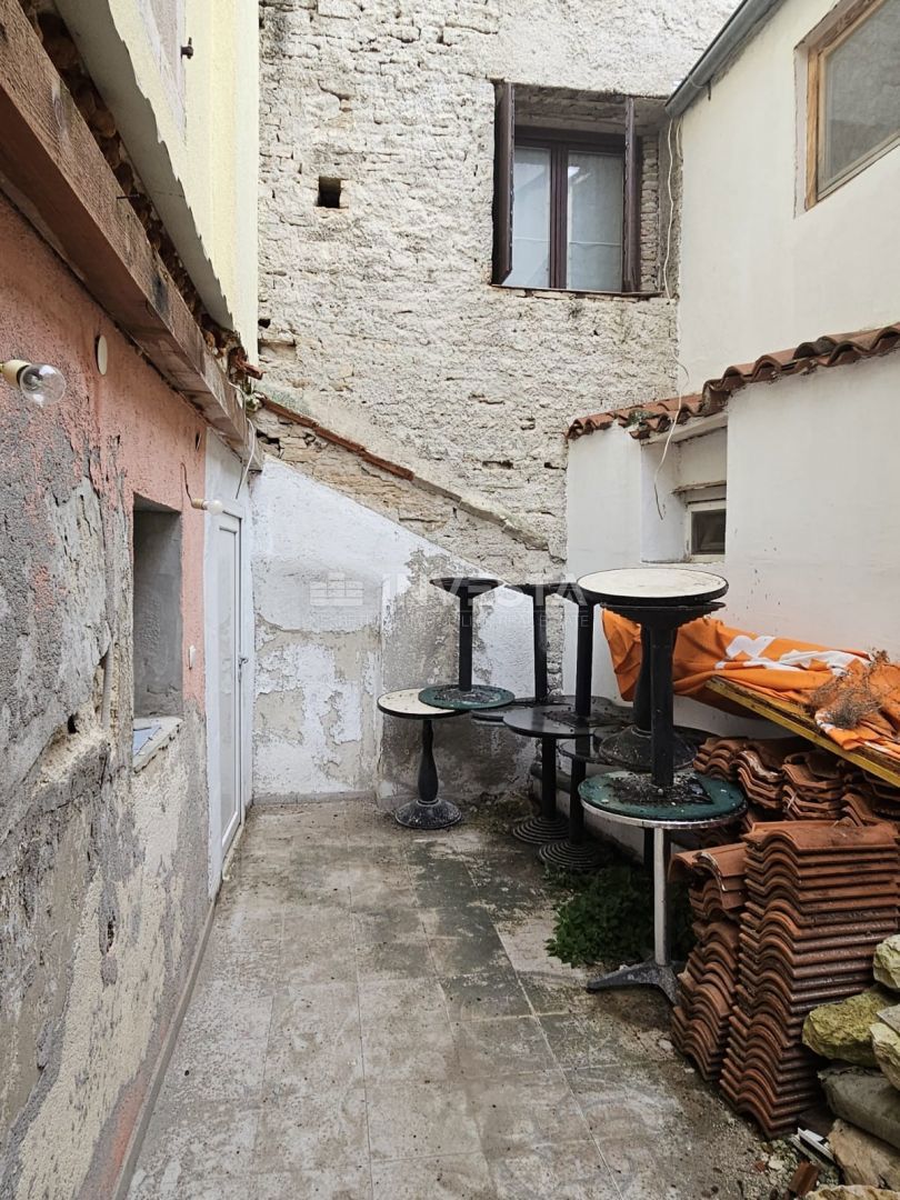 Centro di Medulin, casa in pietra parzialmente ristrutturata