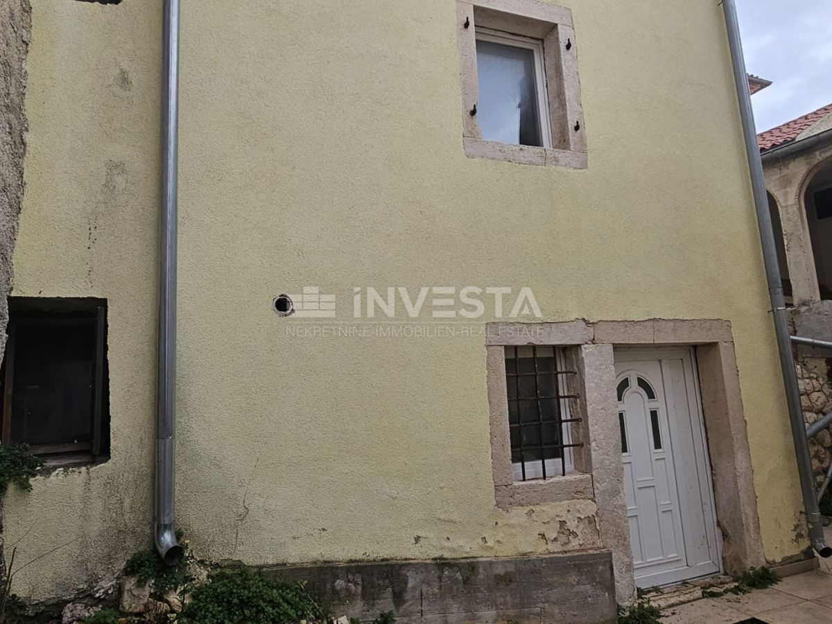Centro di Medulin, casa in pietra parzialmente ristrutturata