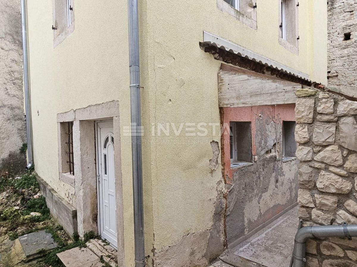 Centro di Medulin, casa in pietra parzialmente ristrutturata