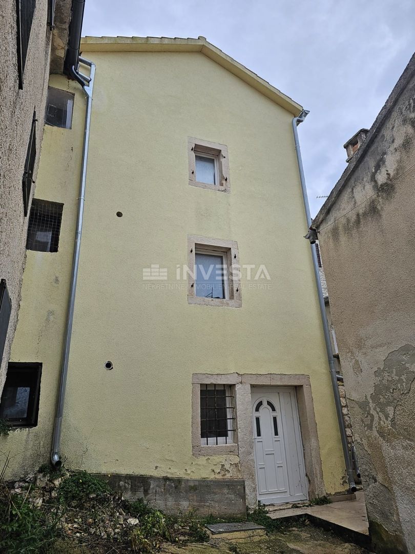 Centro di Medulin, casa in pietra parzialmente ristrutturata