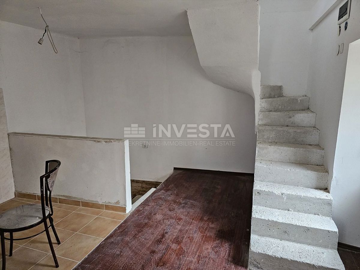 Centro di Medulin, casa in pietra parzialmente ristrutturata