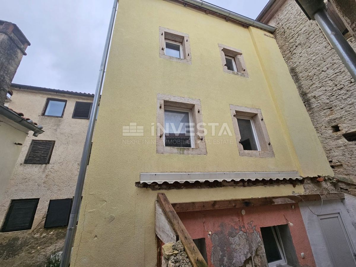 Centro di Medulin, casa in pietra parzialmente ristrutturata