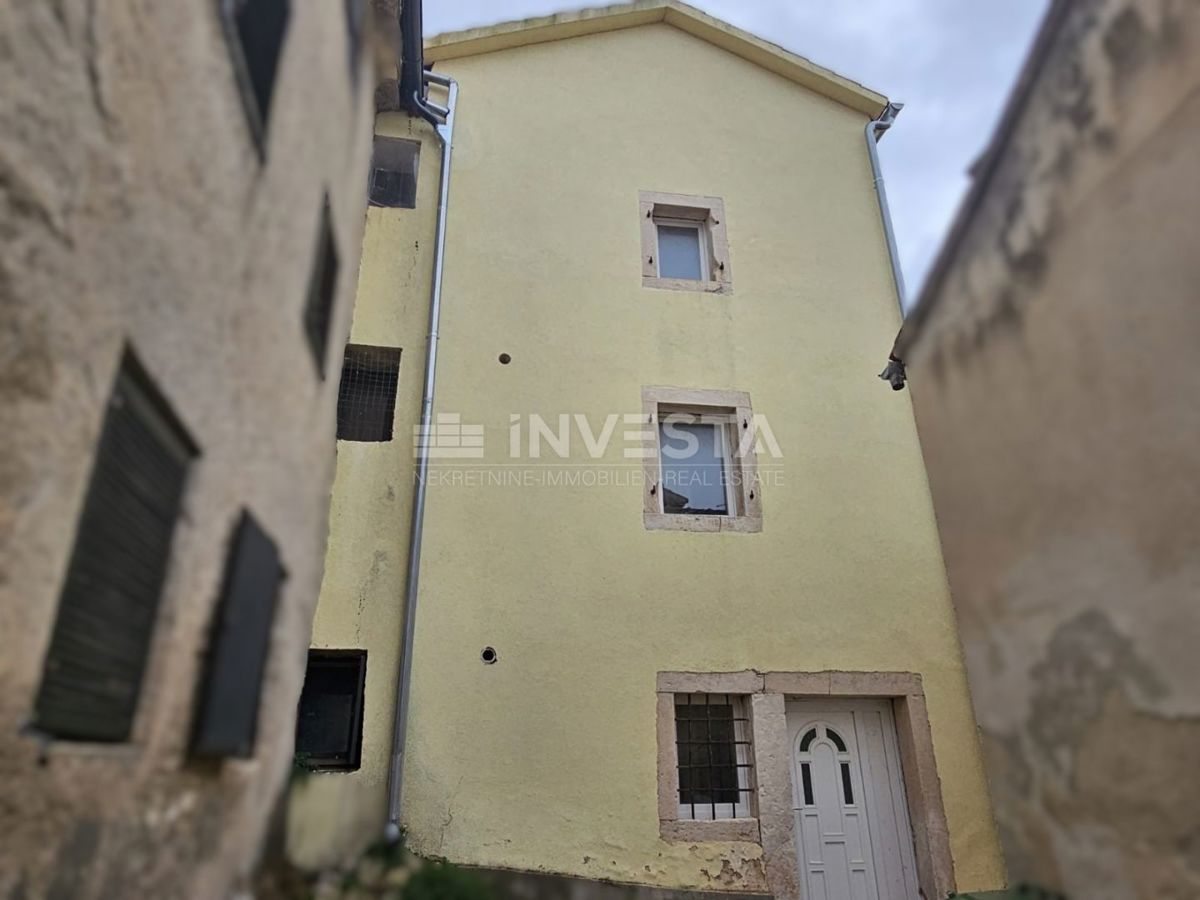 Centro di Medulin, casa in pietra parzialmente ristrutturata