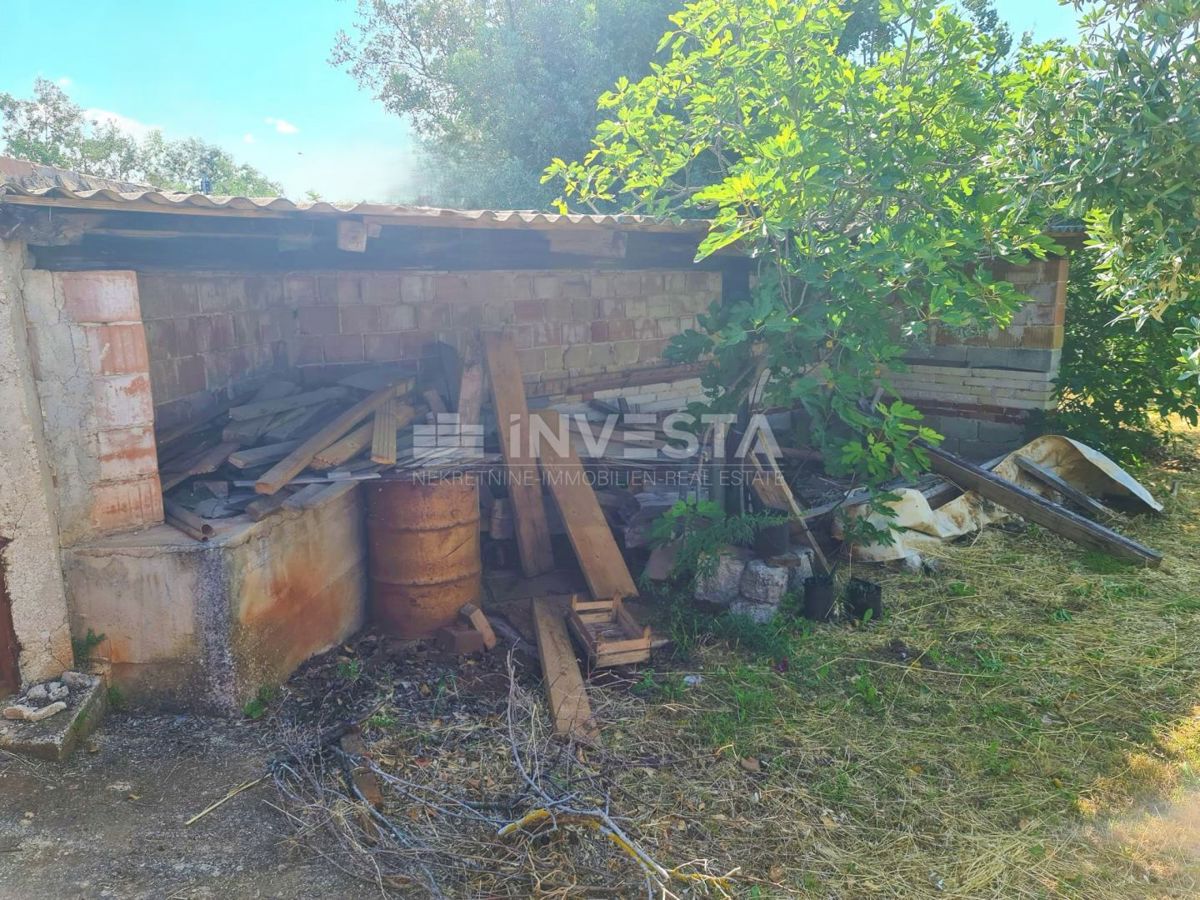 Immobile legalizzato su un ampio terreno vicino al mare