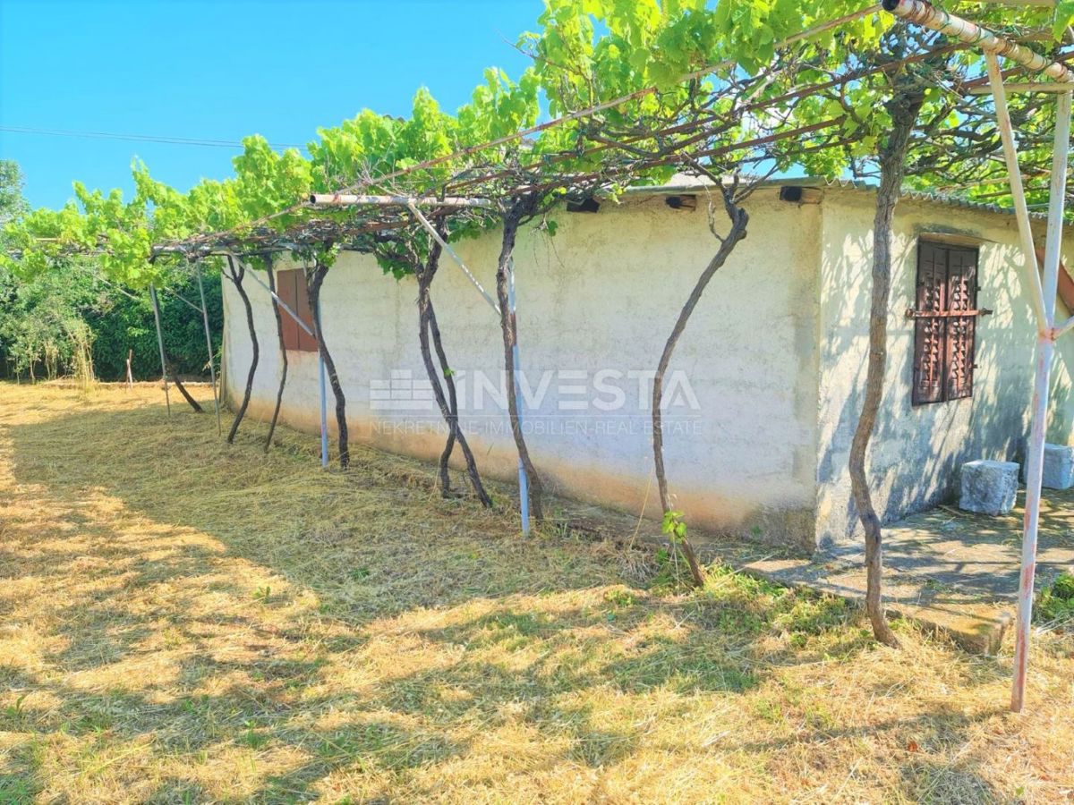 Immobile legalizzato su un ampio terreno vicino al mare