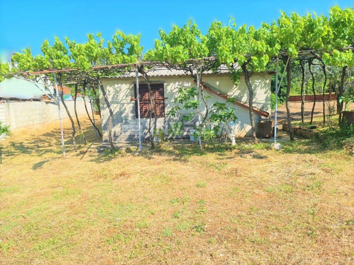 Immobile legalizzato su un ampio terreno vicino al mare