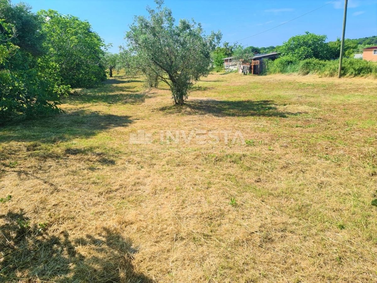 Immobile legalizzato su un ampio terreno vicino al mare